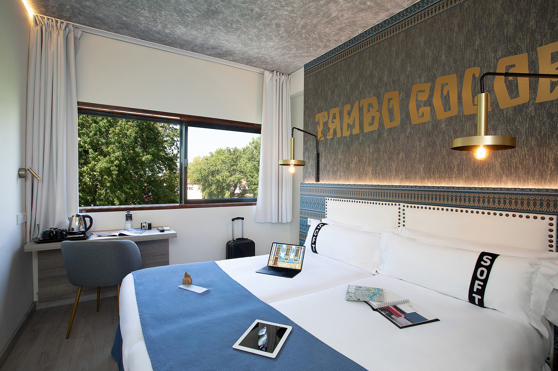Habitación moderna con dos camas, ventanas y comodidades para una estancia confortable. Casual: Inca Porto