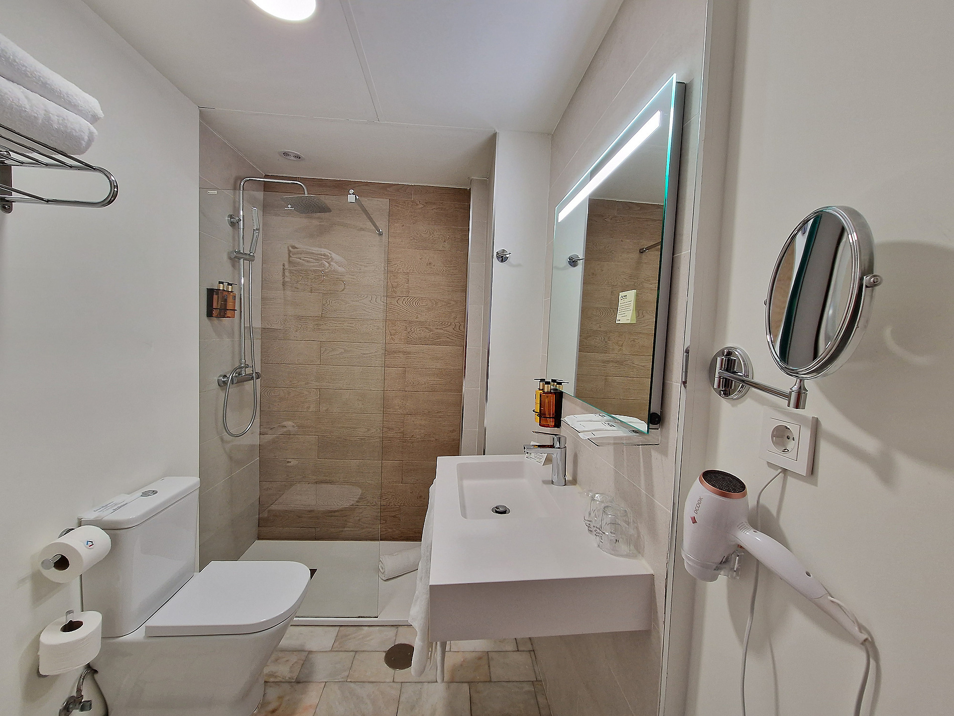 Baño moderno y limpio con ducha, lavabo y secador de pelo, ideal para tu estancia Casual: Inca Porto.