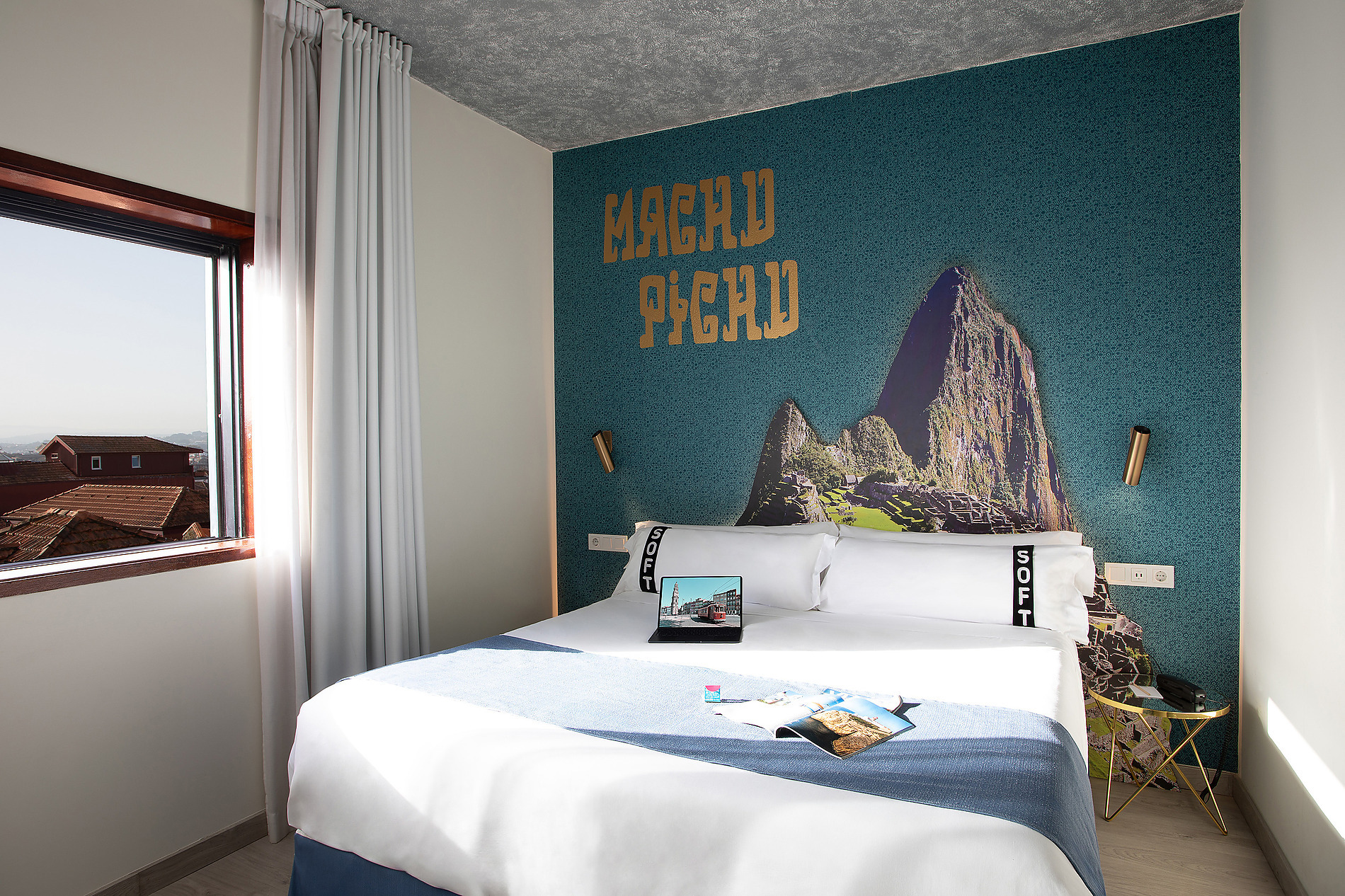 Habitación con mural de Machu Picchu, cama doble y ventana con vistas. Ideal para Casual: Inca Porto.
