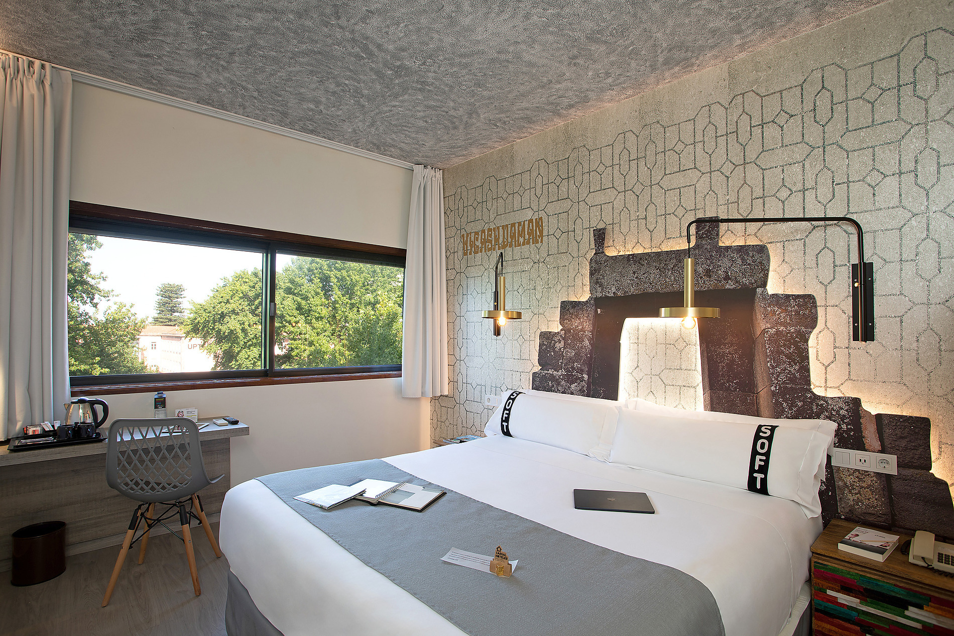 Cama cómoda con almohada 'SOFT' en habitación de hotel con vista al exterior. Casual: Inca Porto
