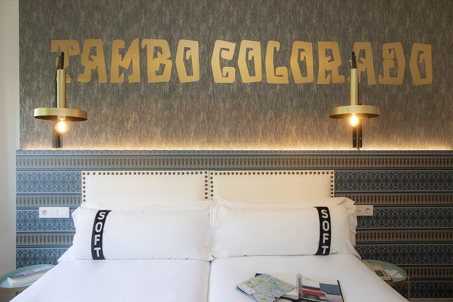 Suite con mural "Tambo Colorado" y lámparas de diseño, ideal para Casual: Inca Porto.