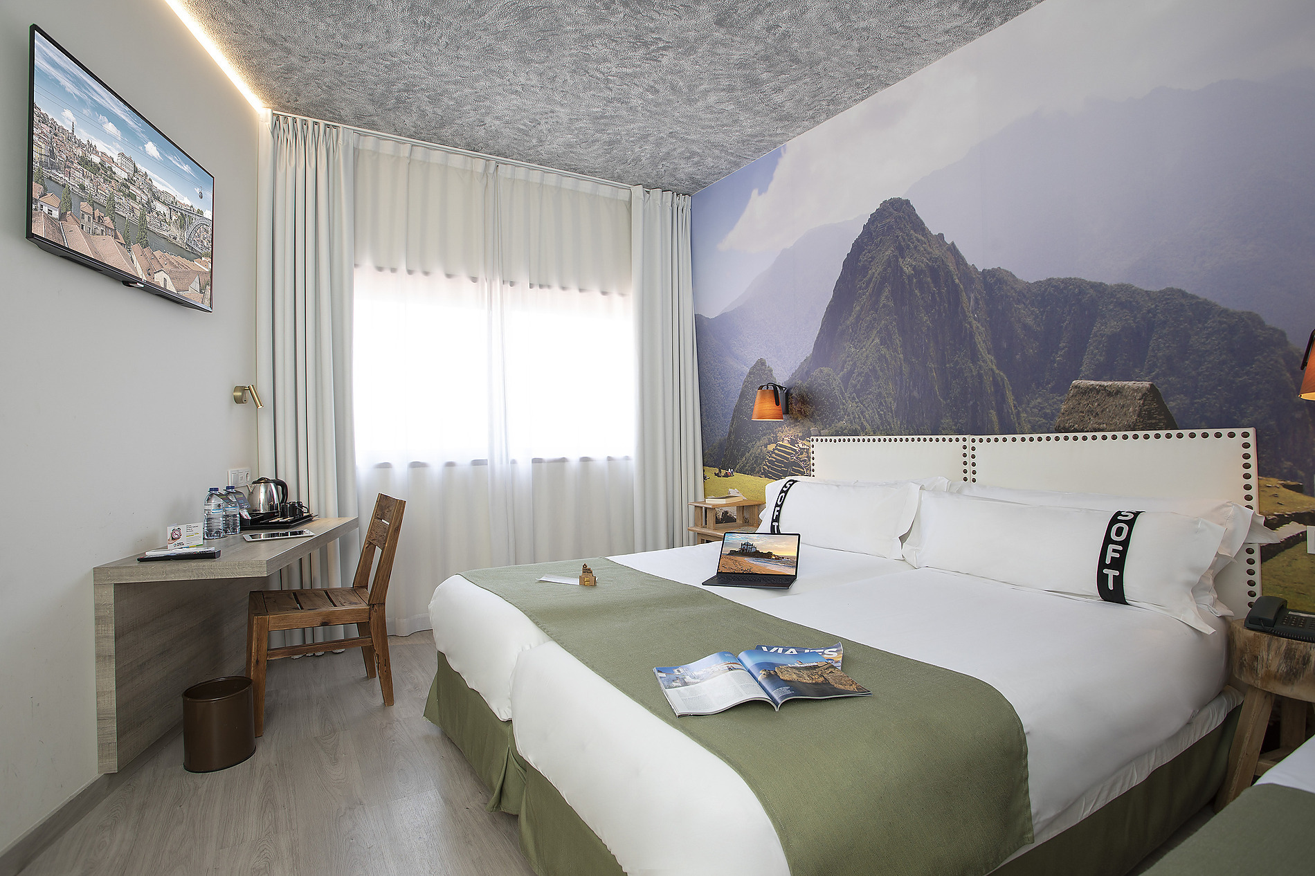Habitación de hotel con cama cómoda y vista a Machu Picchu, ideal para tu Casual: Inca Porto.