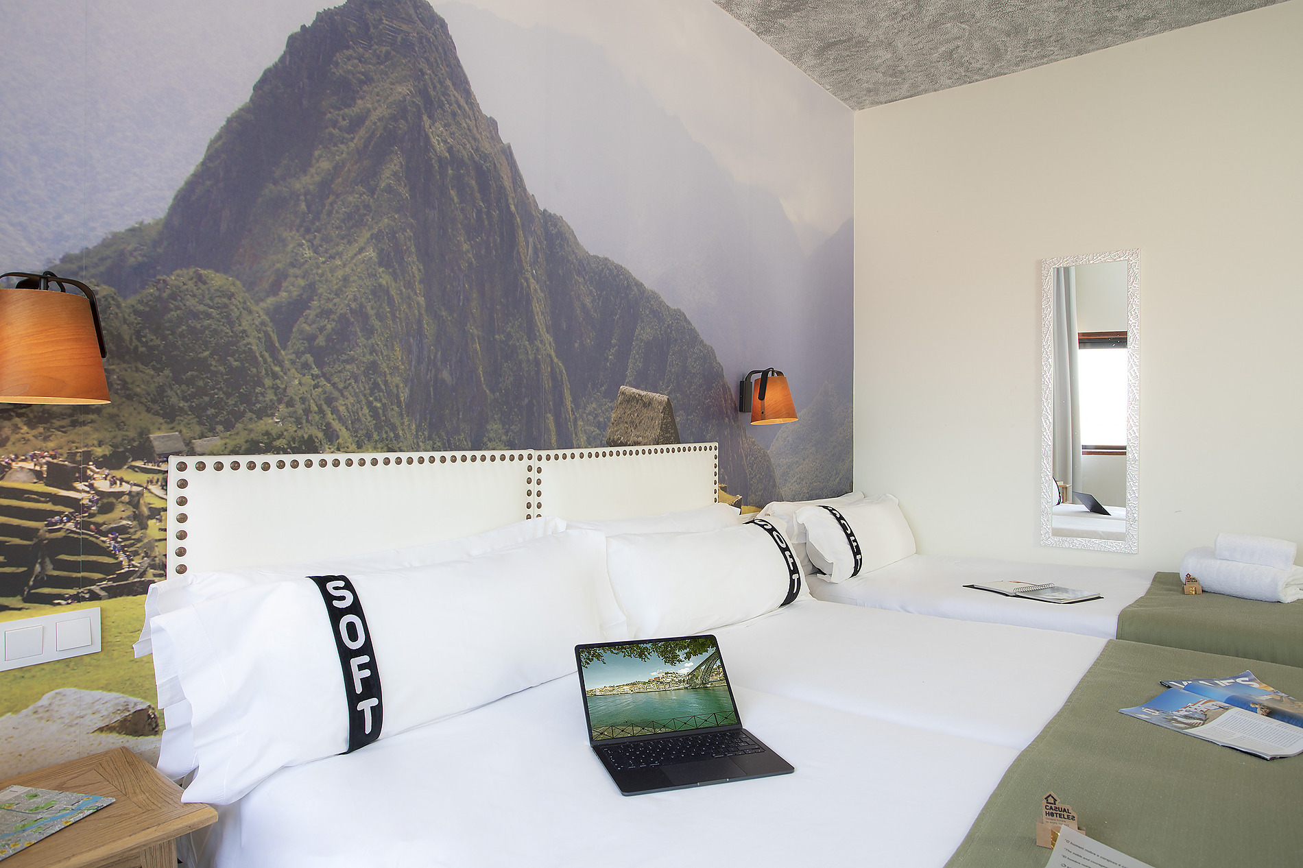 Cama cómoda con almohadas suaves y decoración inspirada en Machu Picchu, ideal paraCasual: Inca Porto.