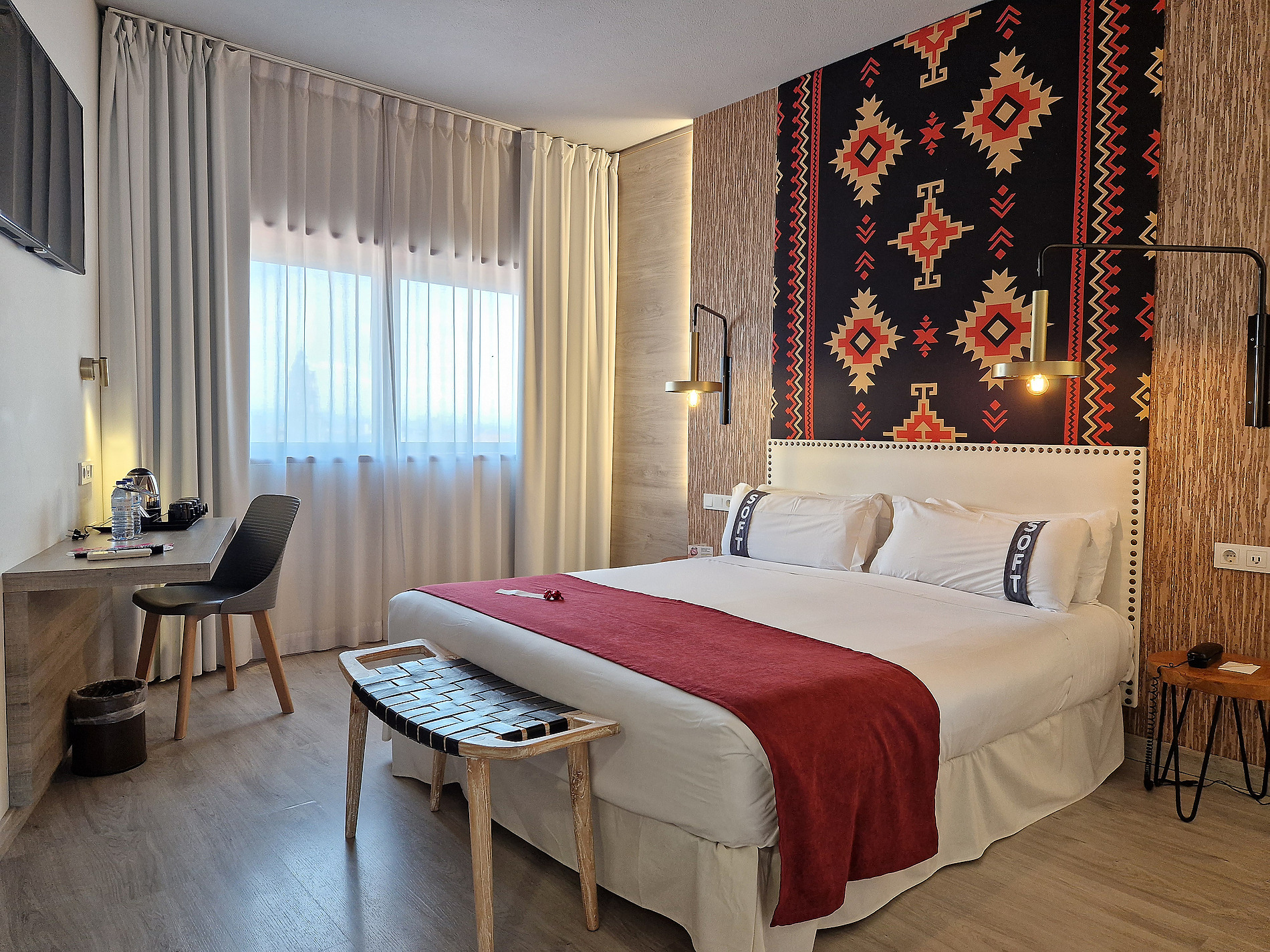 Habitación moderna con cama king, cabecero tapizado,Casual: Inca Porto, y decoración étnica.