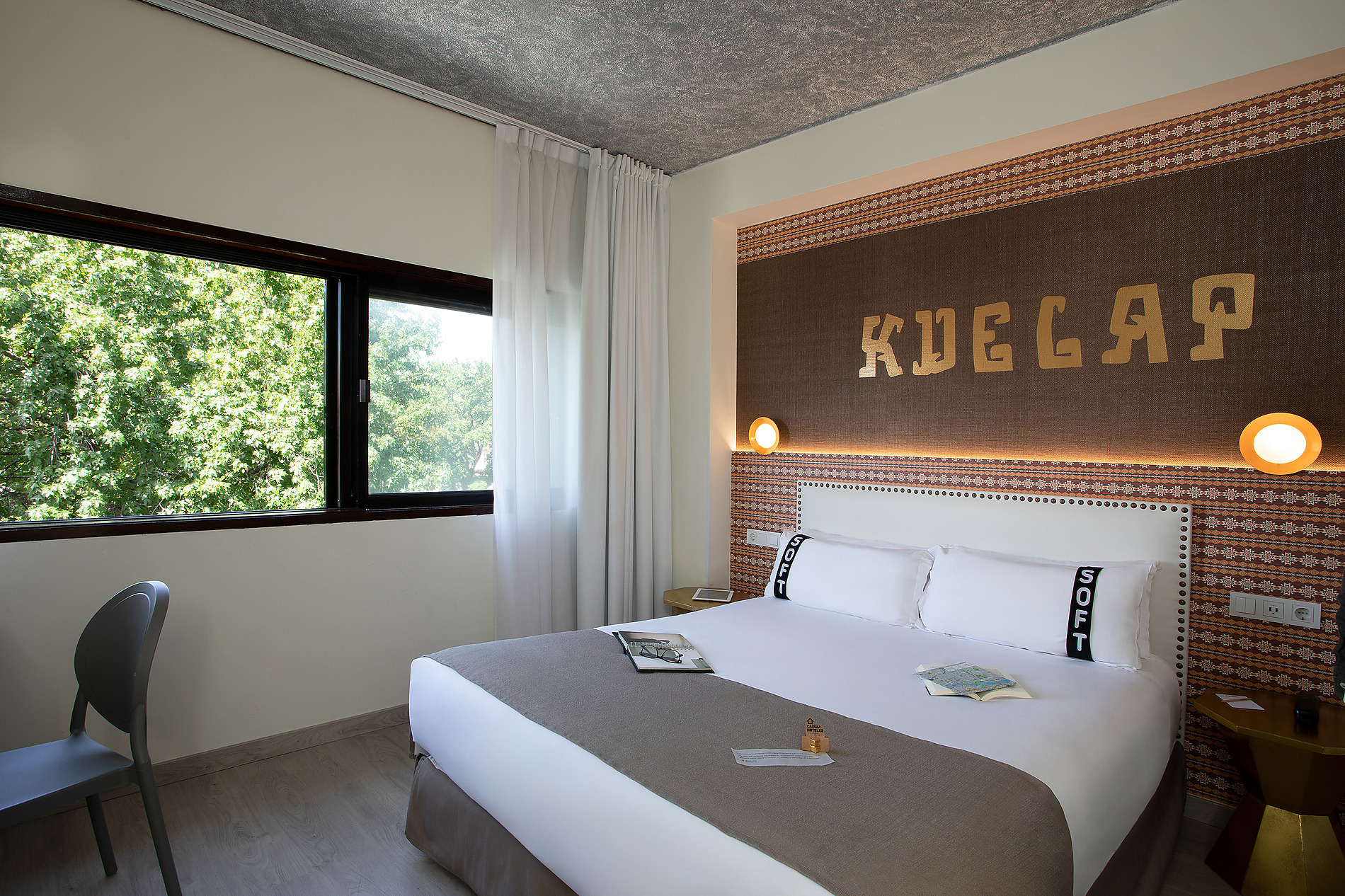 Habitación de hotel moderna con cama cómoda y ventana con vista al exterior. Casual: Inca Porto