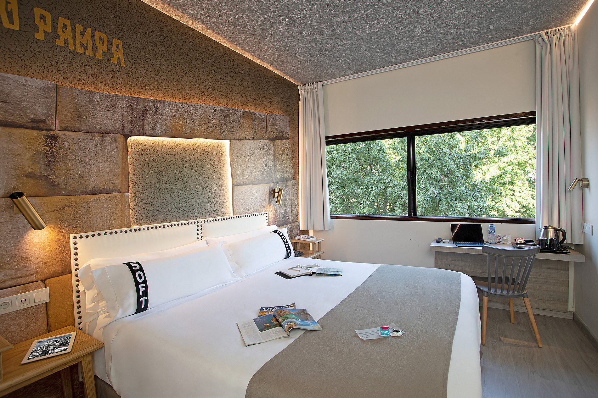 Habitación con cama extragrande y ventana al exterior, perfecta para tu estadía Casual: Inca Porto.