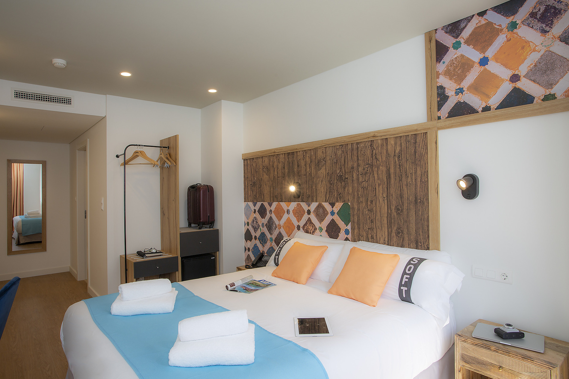 Habitación moderna con cama cómoda y decoración artística, perfecta para tu Casual: Raizes Porto.