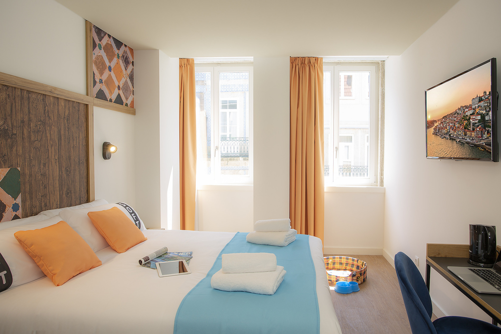 Habitación doble acogedora con cama, TV y ventana. Casual: Raizes Porto