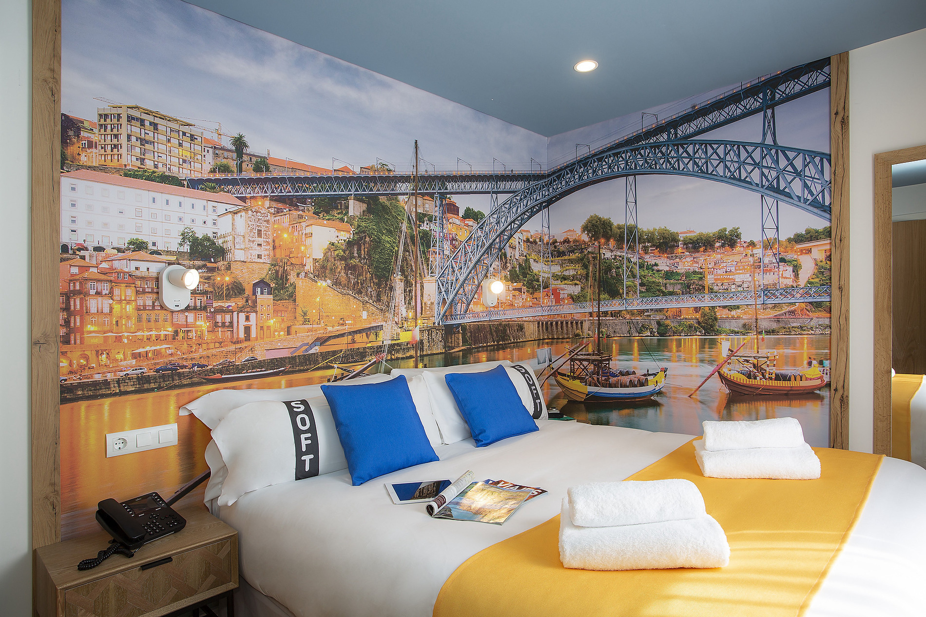 Habitación con mural de puerto, cama king y vista a Casual: Raizes Porto.