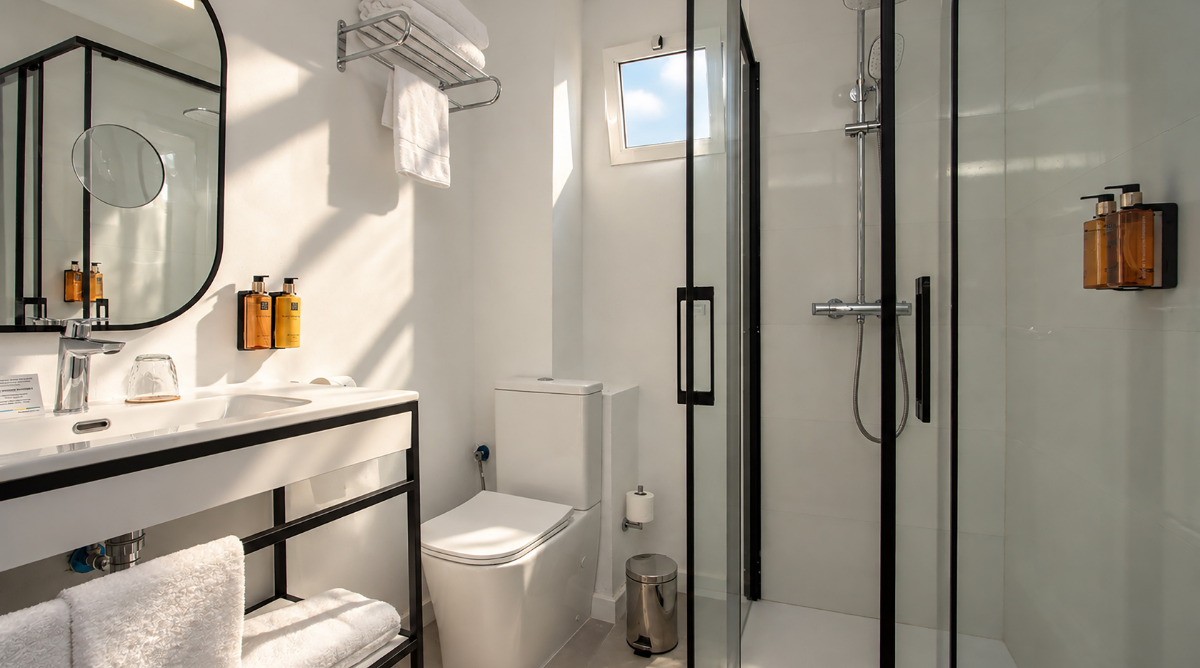 Baño moderno con ducha y lavabo. Incluye amenities de lujo, ideal para tu Casual Vintage.