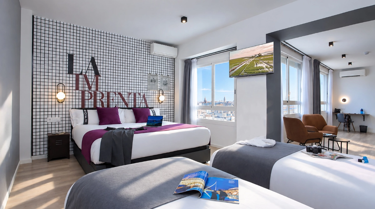 Habitación moderna con cama grande, decoración de periódico y vista a la ciudad. Casual Vintage