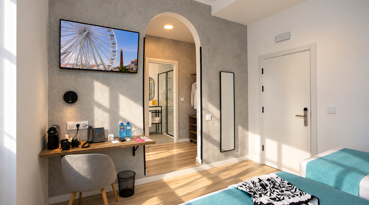 Habitación moderna con TV, escritorio, baño accesible y dos camas twin. Ideal para tu Casual Vintage.