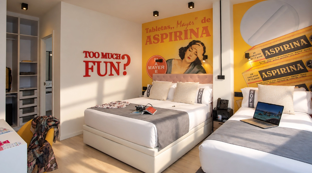 Habitación temática de hotel con temática de aspirina, perfecta para un Casual Vintage.
