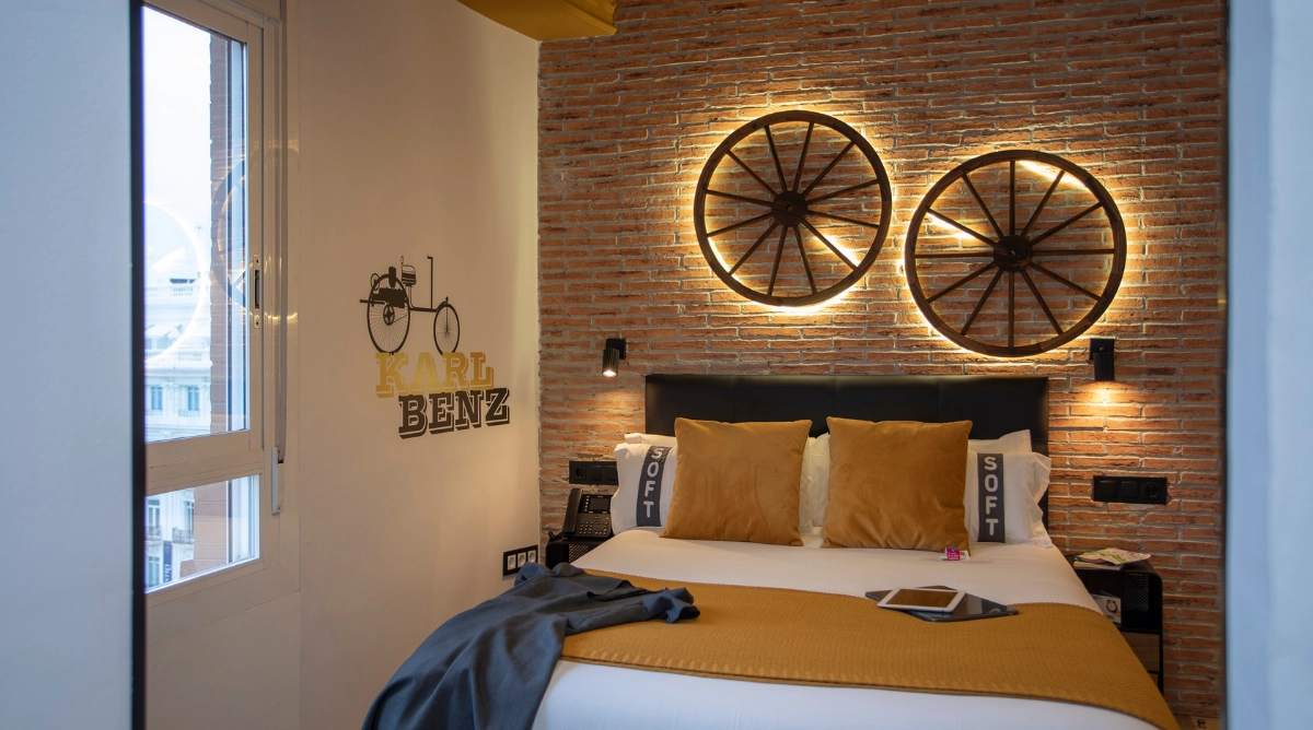 Habitación temática Casual Vintage con cama king, pared de ladrillo y decoración vintage.