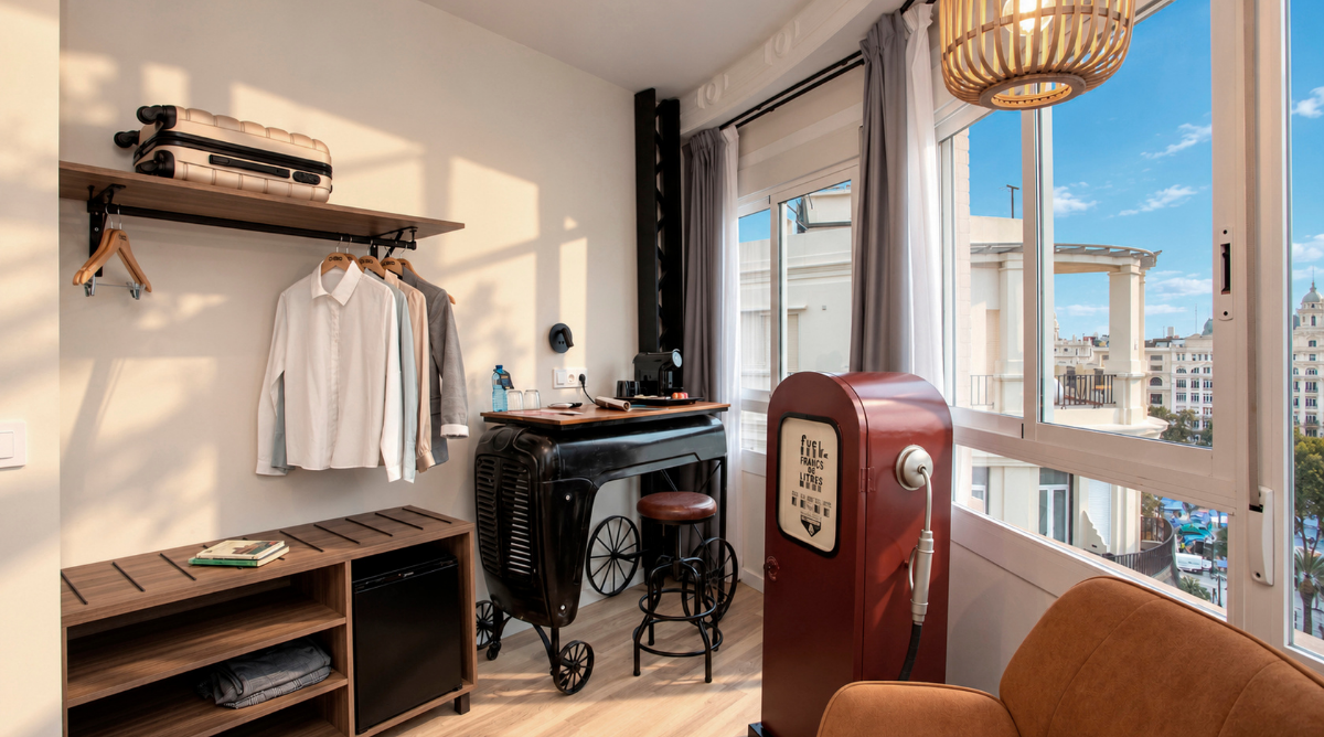 Habitación temática con diseño industrial, maleta, ropa y Casual Vintage de gasolinera vintage.