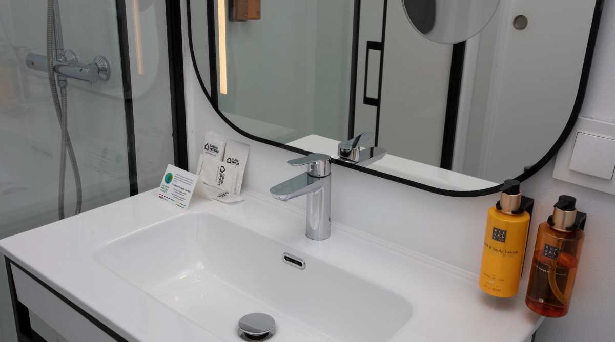 Lavabo moderno con grifo cromado y loción para manos y cuerpo Casual Vintage.