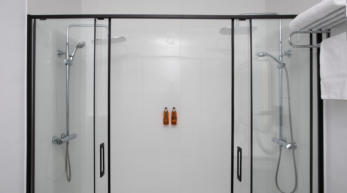 Duchas dobles cromadas con dispensadores de jabón, Casual Vintage perfectas para parejas.