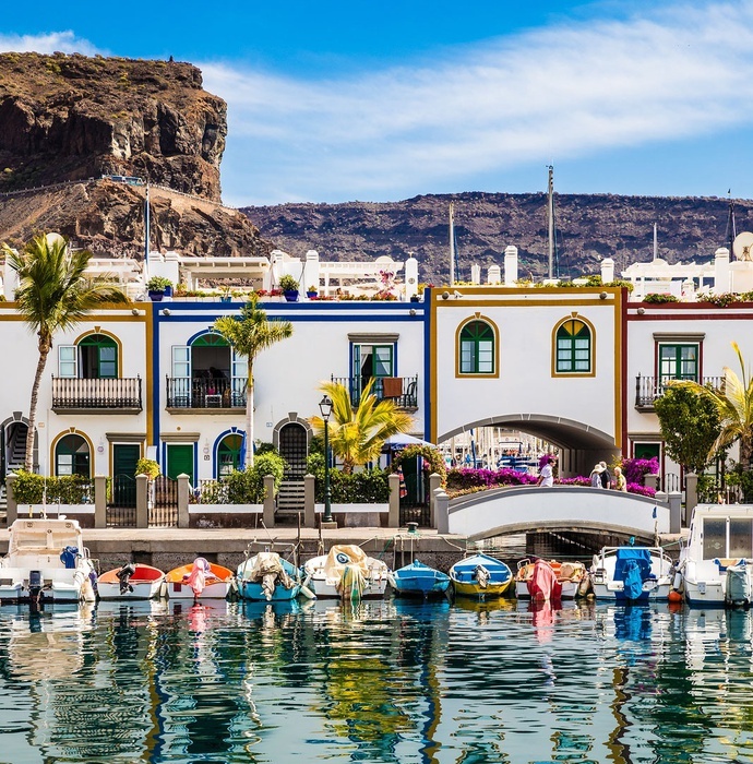 un grupo de barcos están amarrados en un puerto