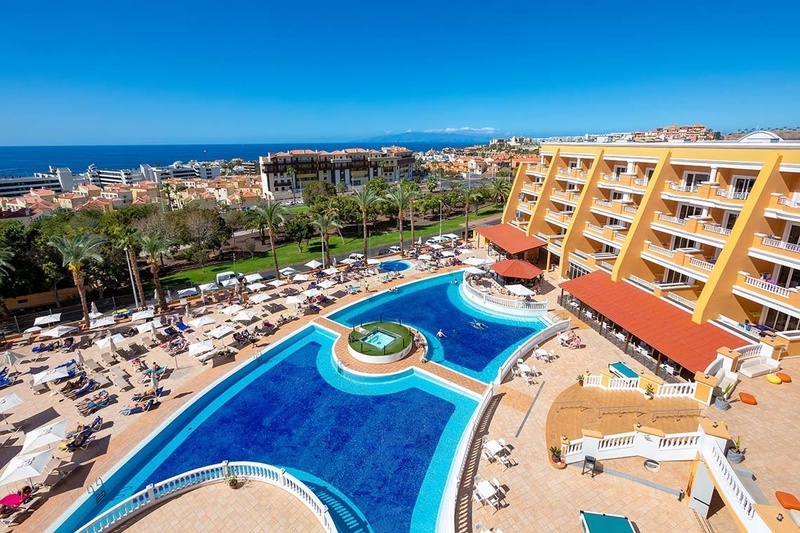 una vista aérea de un hotel con una gran piscina