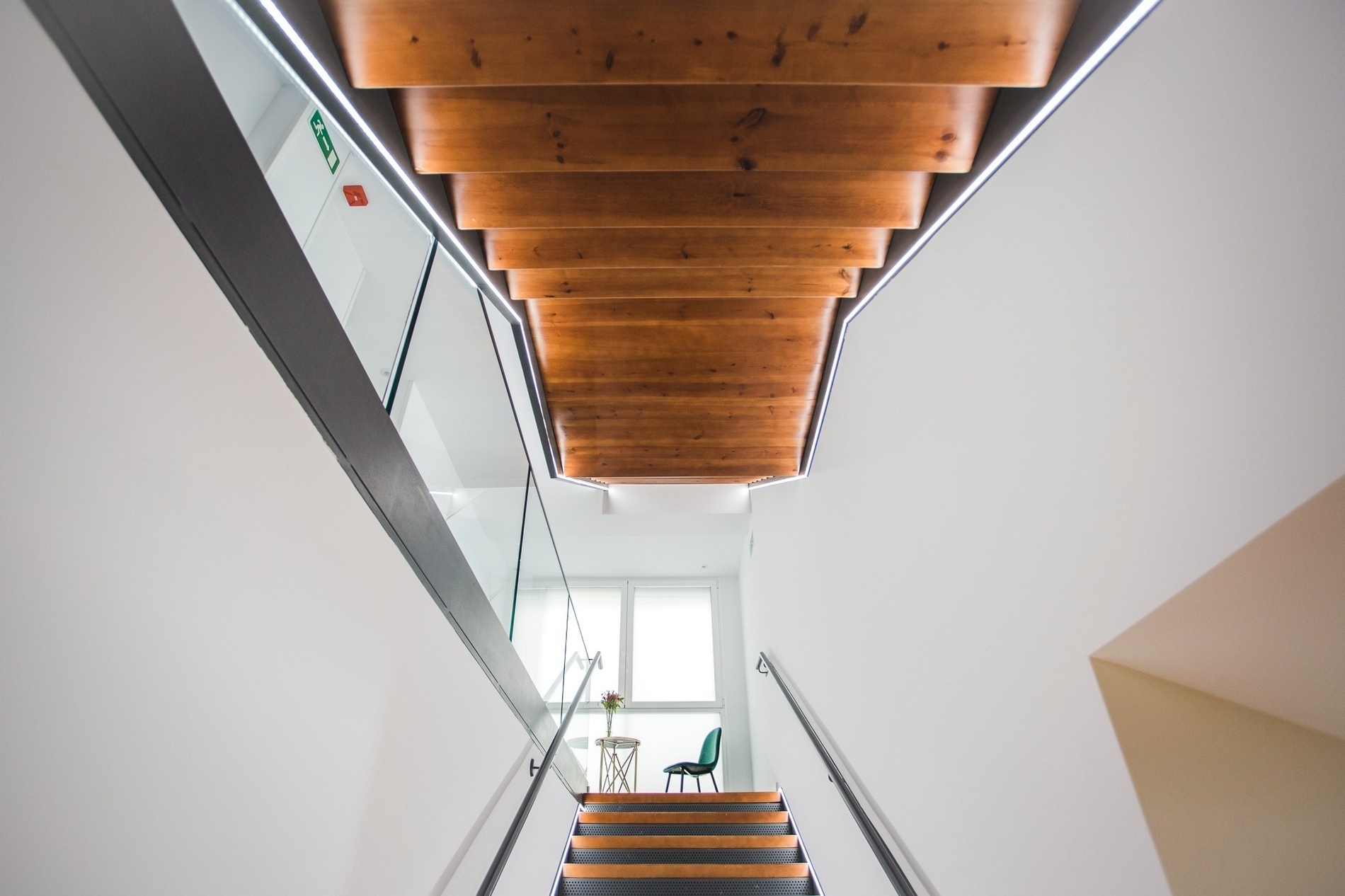 una escalera de madera conduce a un segundo piso