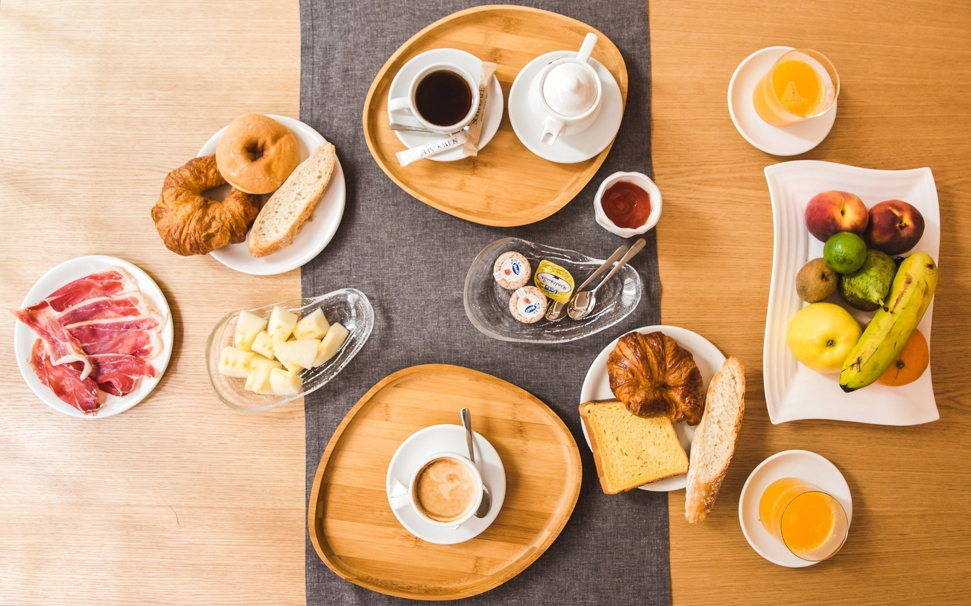 una mesa llena de platos de comida y bebidas