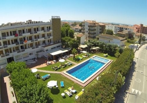 una vista aérea de una gran piscina en un hotel .
