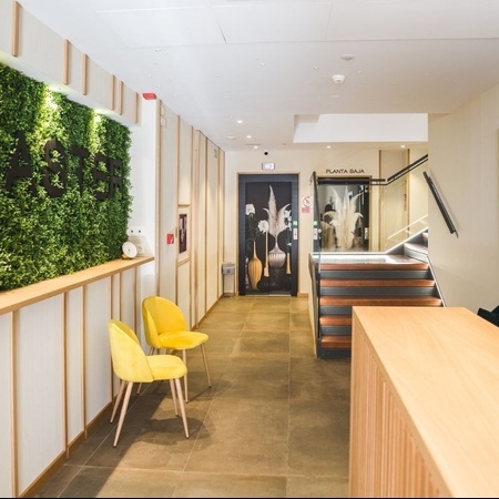 una vista aérea de una piscina en el techo de un edificio