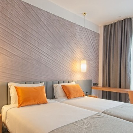 una habitación de hotel con dos camas y una ventana .