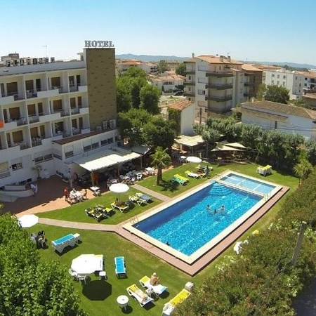 una vista aérea de la piscina del hotel