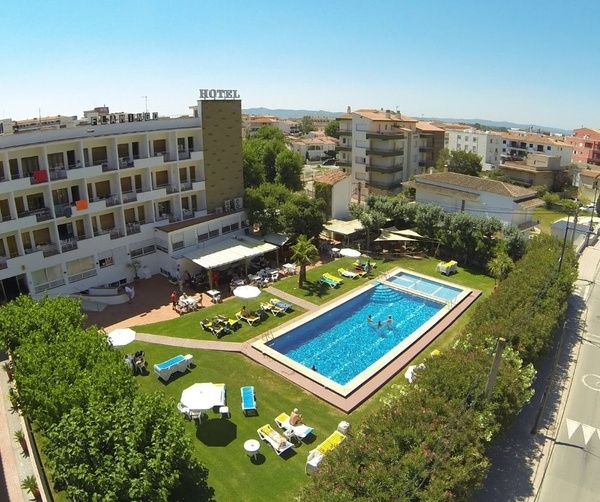 una vista aérea de la piscina del hotel