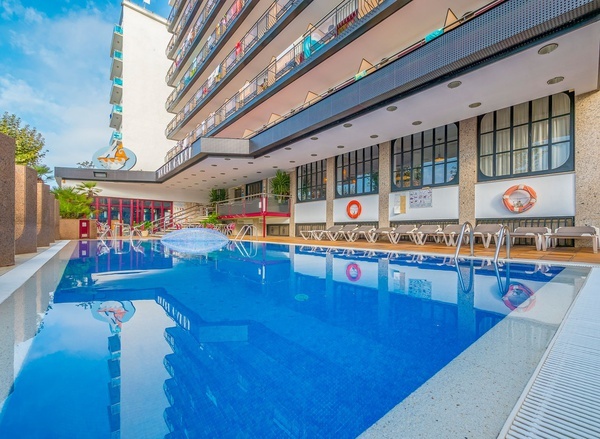 una piscina al aire libre frente a un hotel