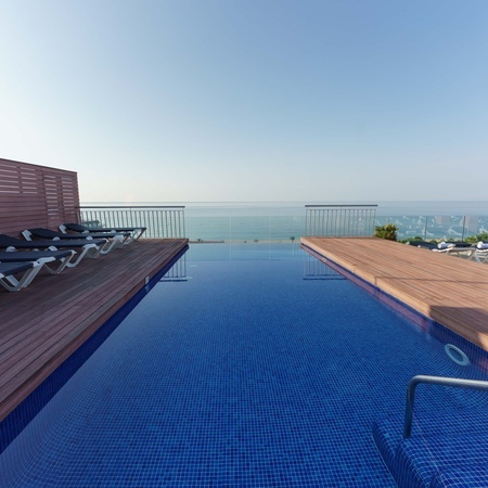 una piscina en la azotea de un edificio