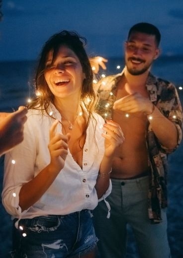 Couple enjoying beach lights. Checkin: Corporate.