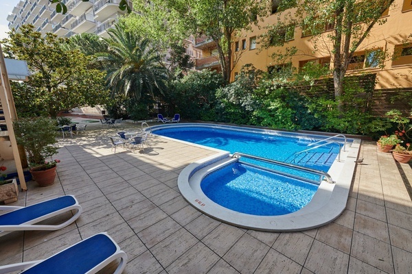 una piscina con la palabra piscina en la esquina