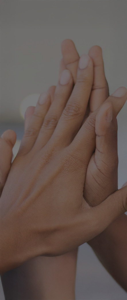 mirando hacia arriba a los edificios de la ciudad