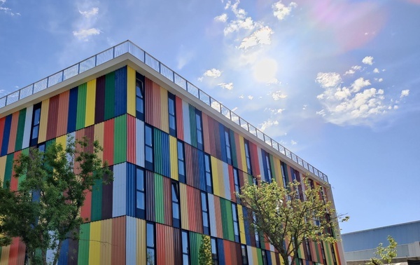 un edificio colorido con un cielo azul en el fondo