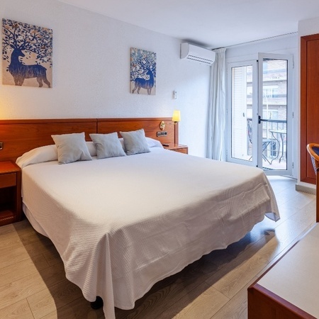 una mujer se sienta en una silla en un bar mientras una camarera sirve bebidas