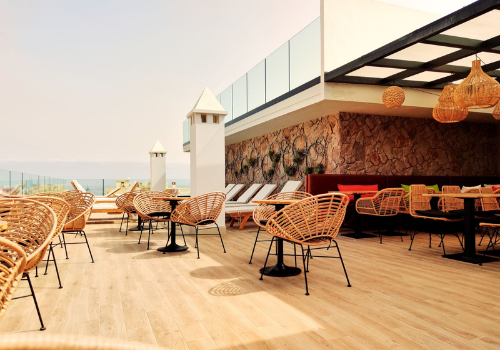 un restaurante con mesas y sillas de mimbre