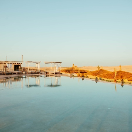 una vista aérea de una piscina en el techo de un edificio