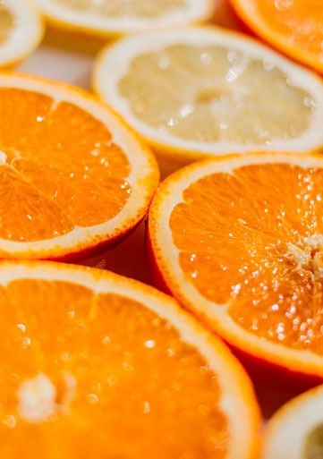 un primer plano de naranjas y limones cortados en rodajas sobre una mesa .