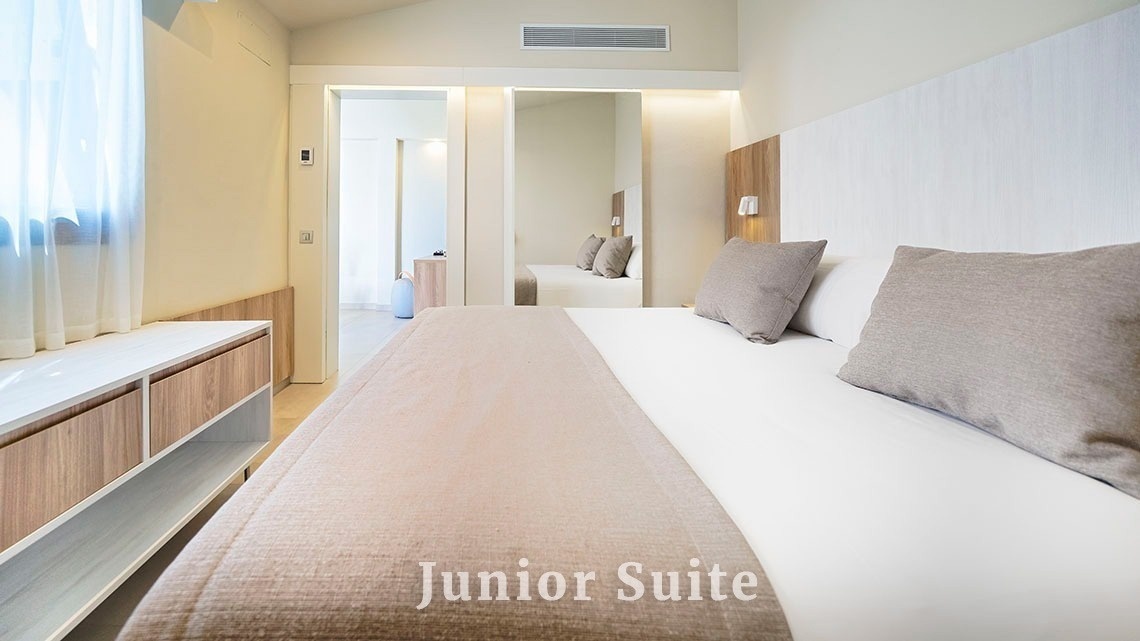 ein Hotelzimmer mit einem Bett und den Worten Juniorsuite darauf