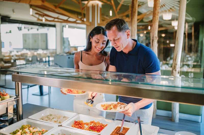 Club Maspalomas Buffet-Restaurant mit Tischen und Außenbestuhlung.