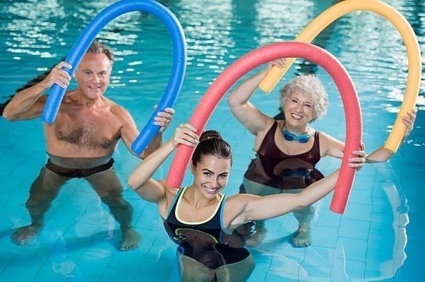 eine Frau schwimmt mit ihren Beinen im Wasser