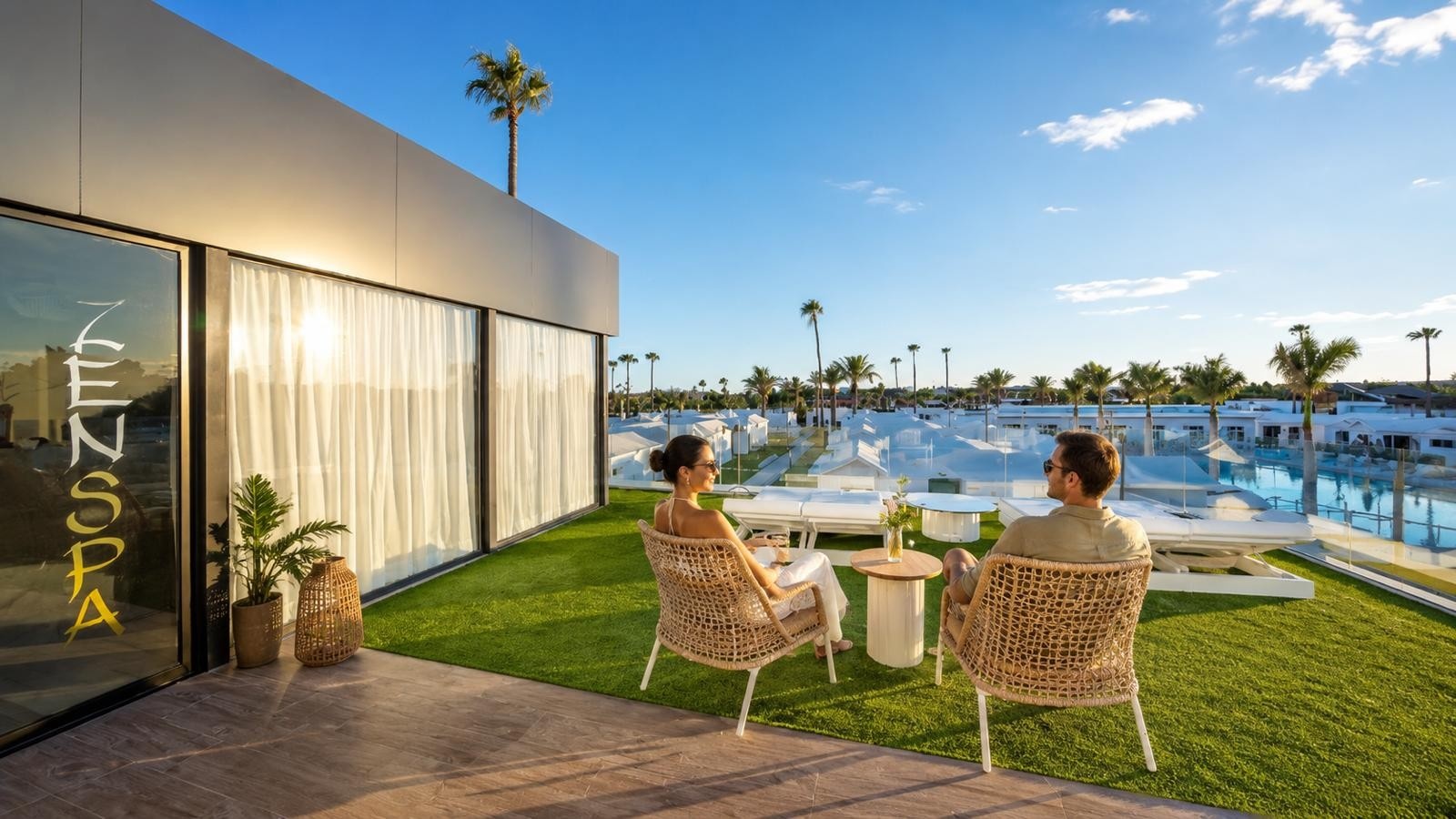 un patio avec des chaises et une table devant un spa