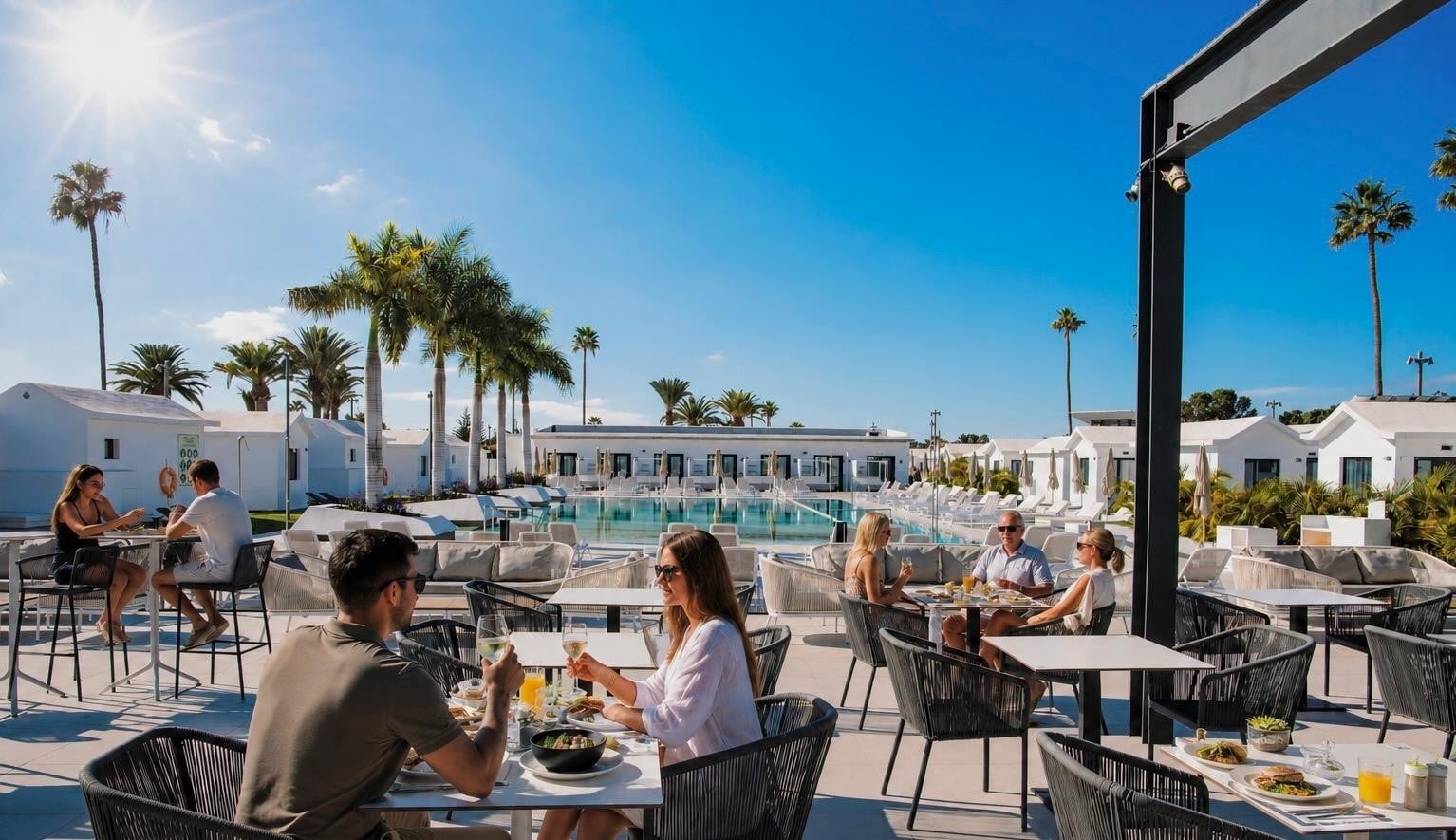 Restaurant, Bar et Room service | Club Maspalomas Suites & Spa : salle à manger élégante, tables dressées.
