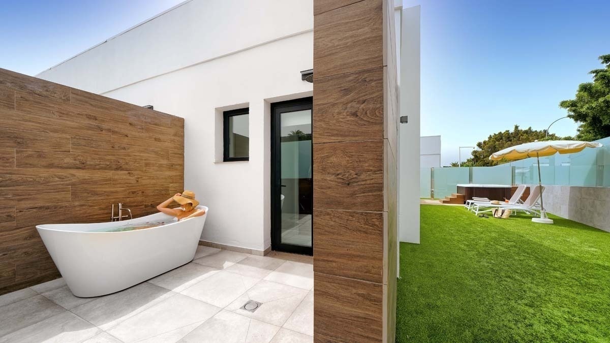 una mujer se relaja en una bañera al aire libre