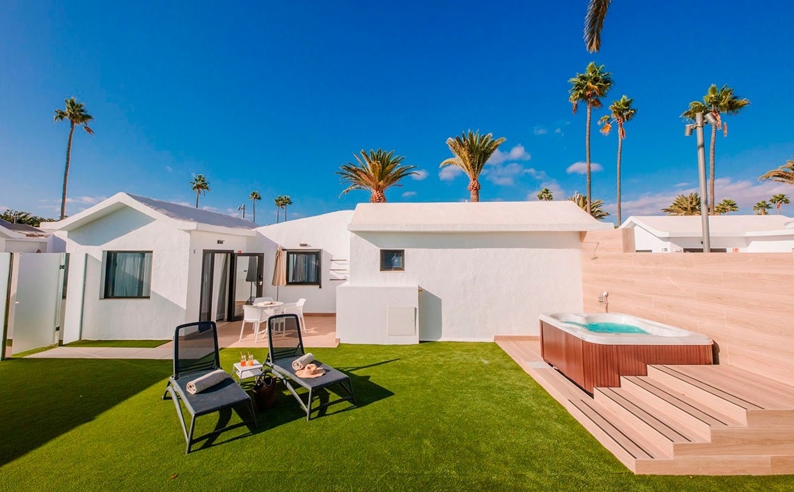 una casa blanca con un jacuzzi en el patio
