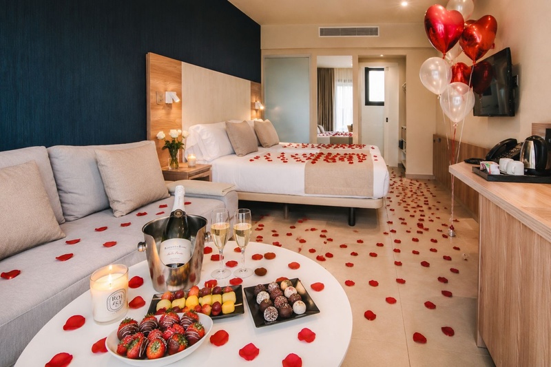 Romantische Club Maspalomas kamer: champagne, bloemblaadjes, kaarsen.