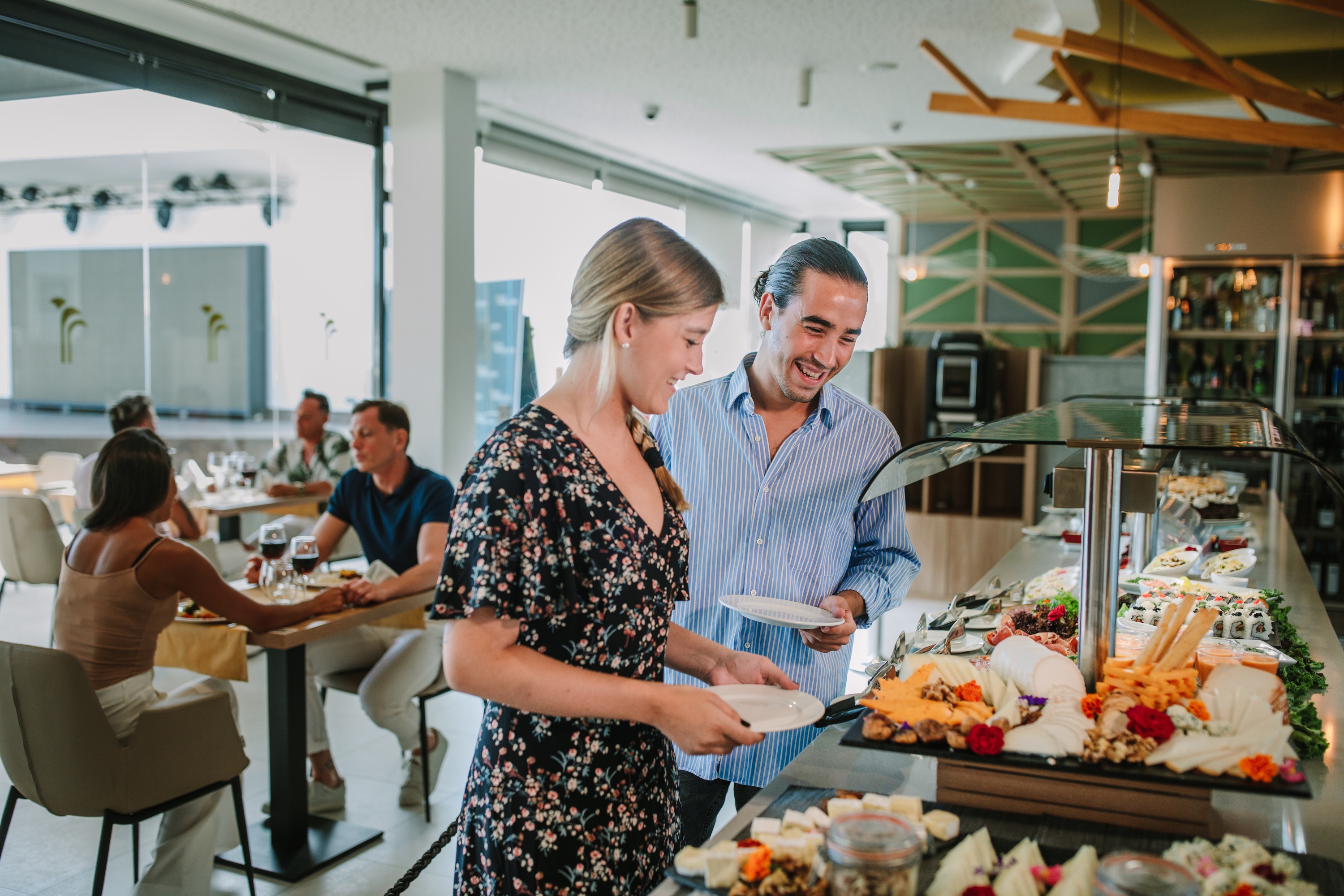 Salle à manger élégante du Club Maspalomas avec tables dressées et vue extérieure.
