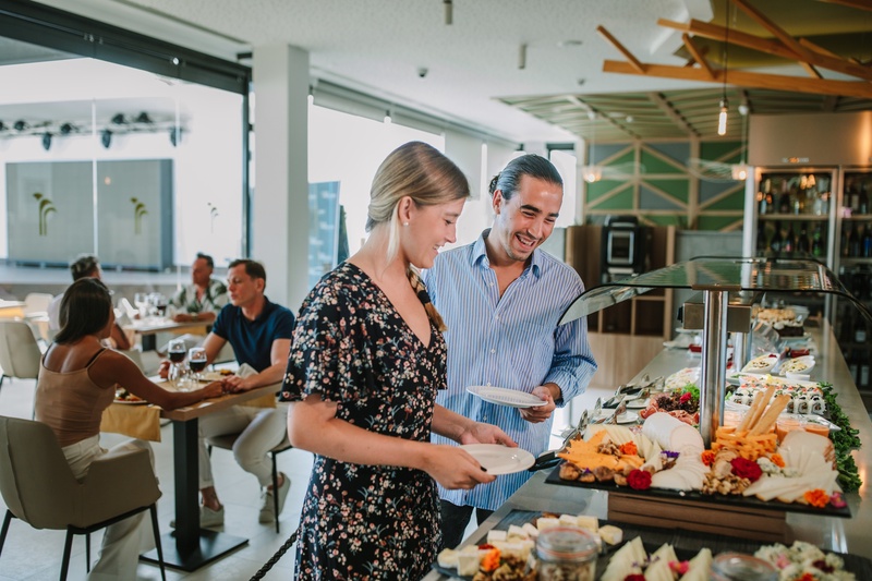 Salle à manger élégante du Club Maspalomas avec tables dressées et vue extérieure.